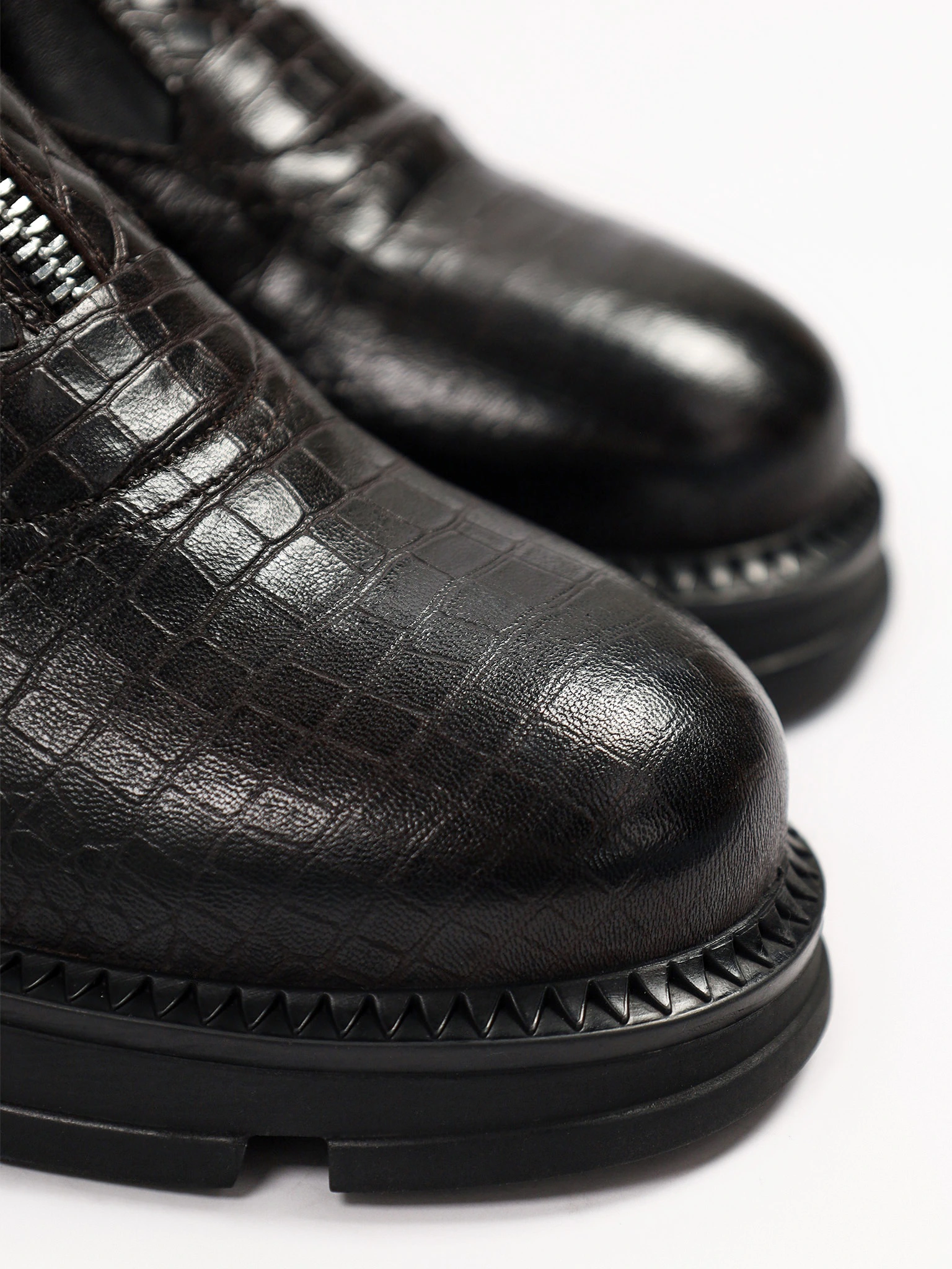 Ботинки черного цвета с декоративным замком на широком высоком каблуке